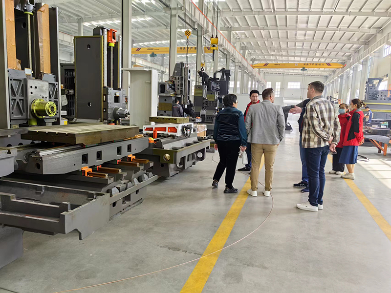 يزور العملاء الروس مصنع CNC للمخرطة