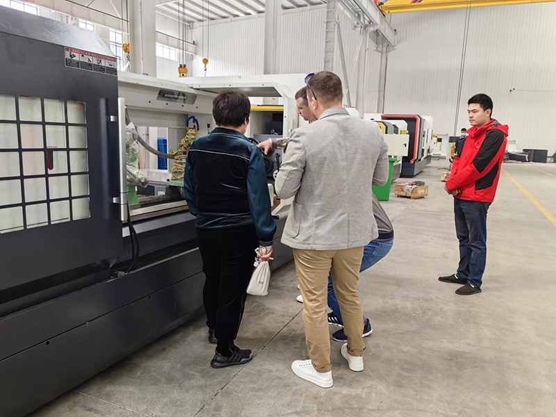 Clientes rusos visitan fábrica de tornos CNC