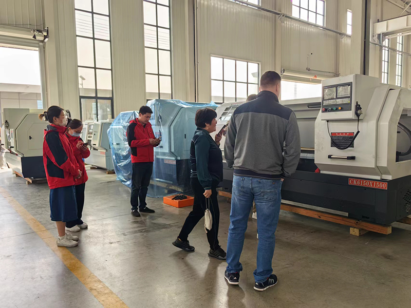 Российские клиенты посещают завод токарных станков с ЧПУ